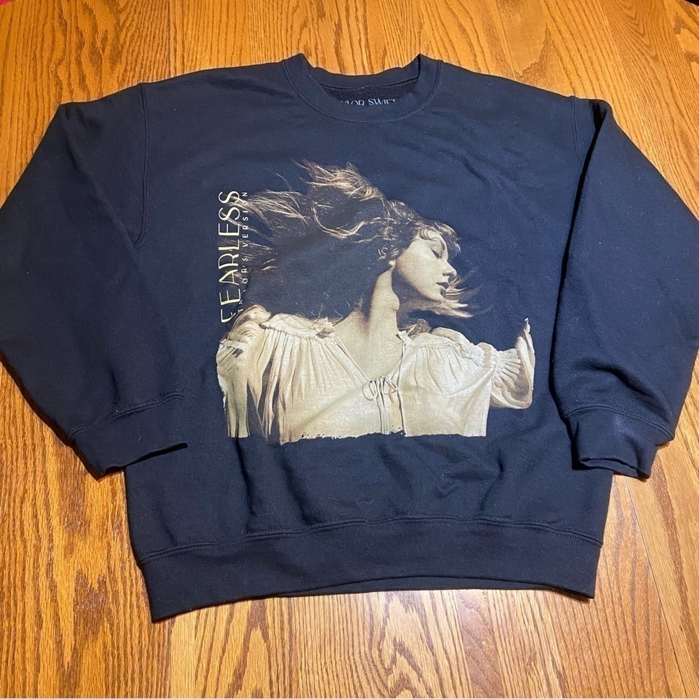 Taylor Swift Fearless Crew Neck Size Medium